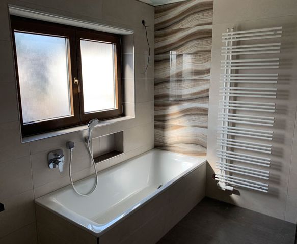 sanierung-badewanne-fliesenwand-ausschnitt-abstellflaeche