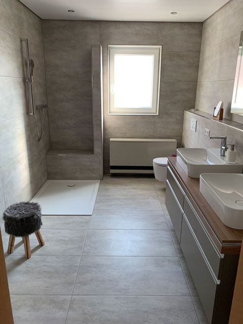 sanierung-badezimmer-zwei-waschstellen-dusche-sitzflaeche