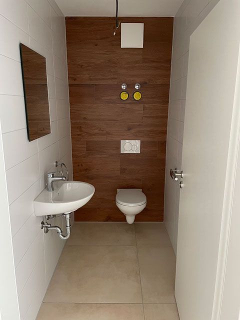 sanierung-toilette-waschbecken-spiegel